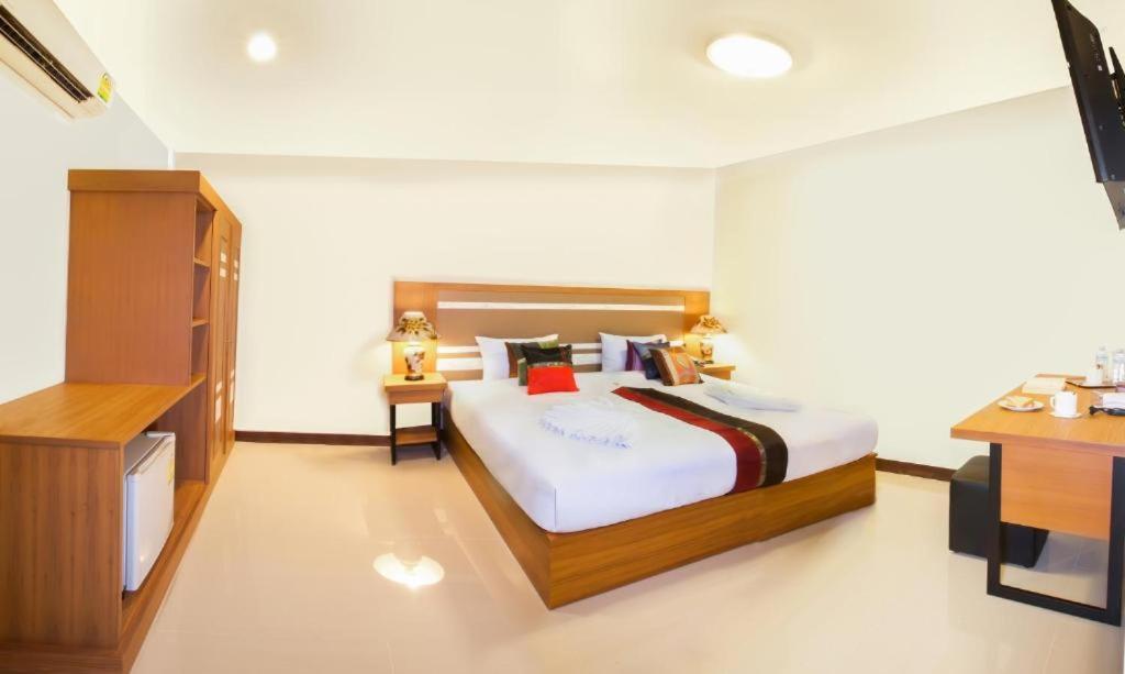 Patong V Hotel Exterior photo
